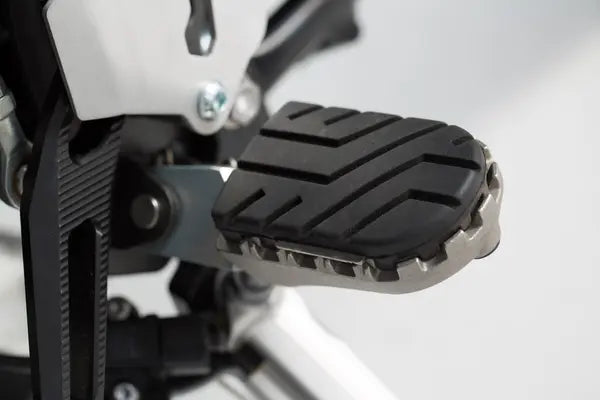 Triumph Scrambler 1200 XE [2025-2026] - ION footrest – picture 2