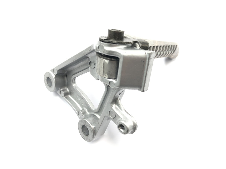 Suzuki GSX R 1100 GU74C [1987] - Footrest driver front left footrest bracket