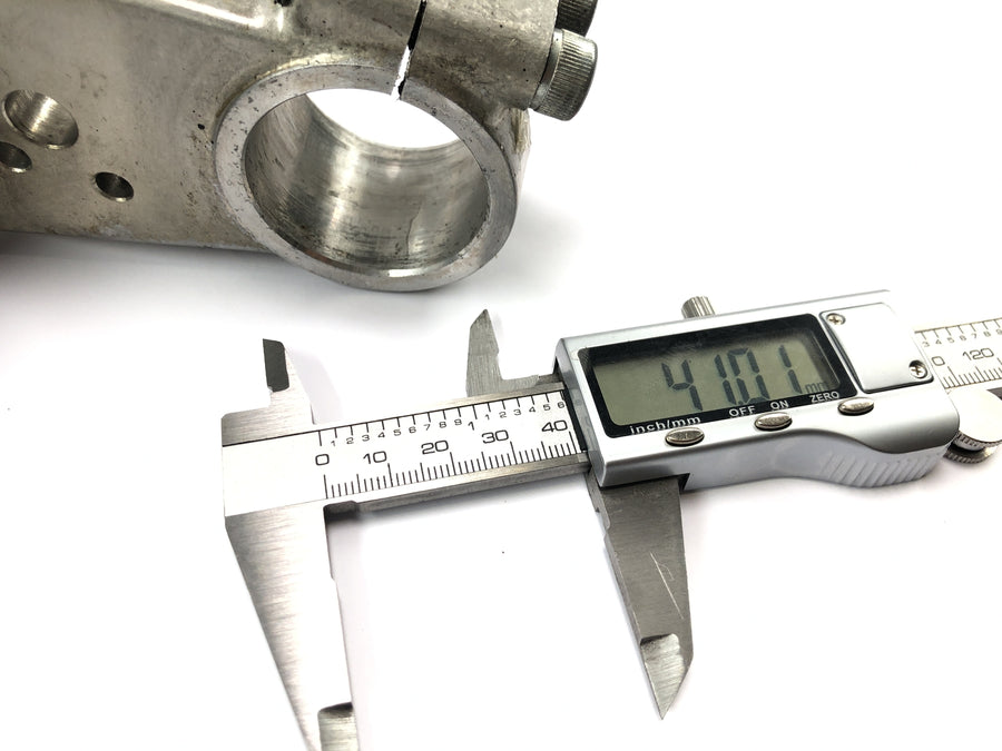 Suzuki GSX R 1100 GU74C [1987] - lower fork bridge steering head bridge fork clamp