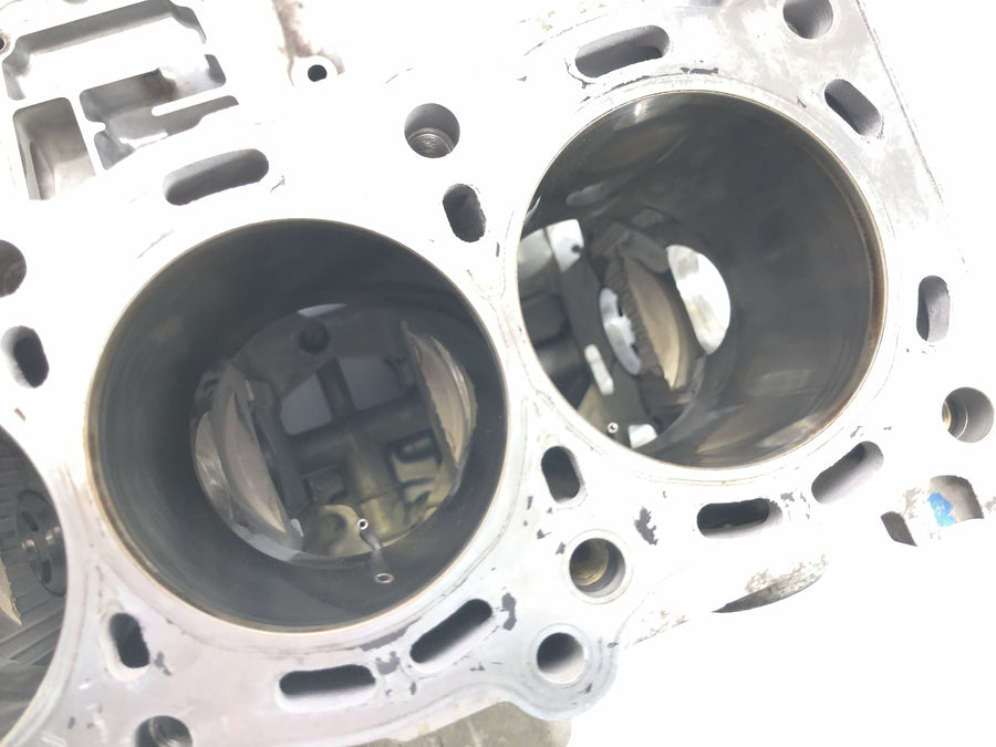 Suzuki GSX R 1000 WVBZ K3 [2003] - Engine housing cylinder block engine block with pistons