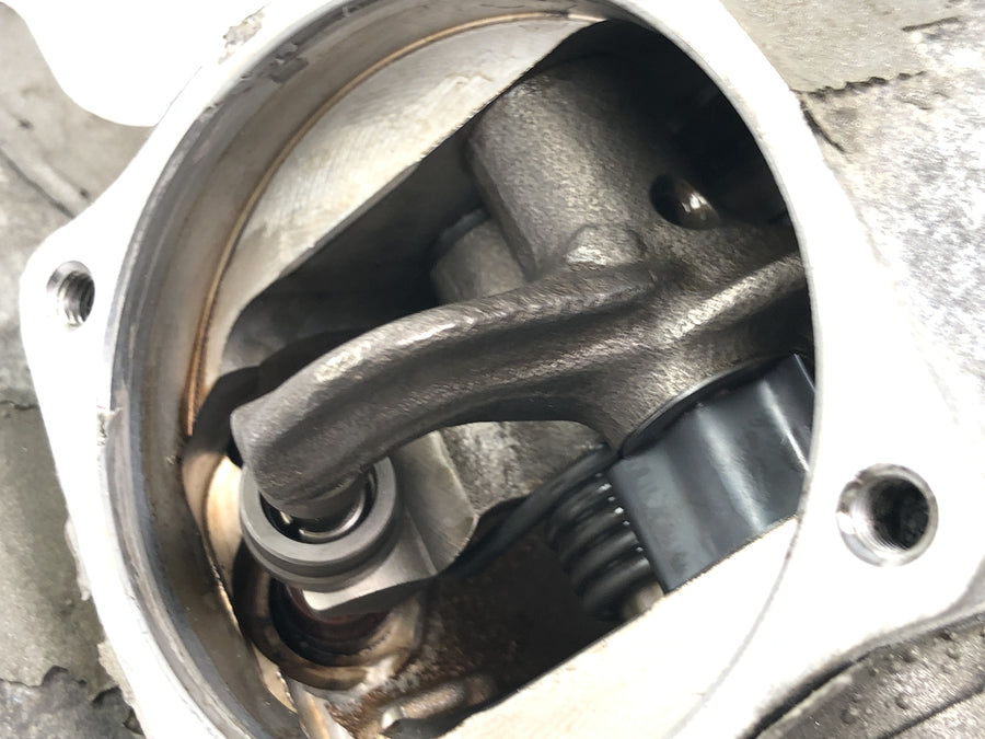 Ducati Multistrada 1000 DS [2003] - cylinder head rear valve train standing cylinder