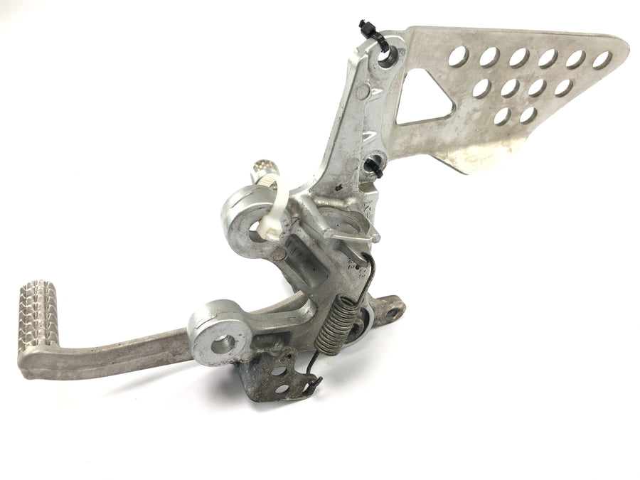 Suzuki GSX R 1000 WVBZ K3 [2003] - Footrest system driver's right footrest holder with brake pedal