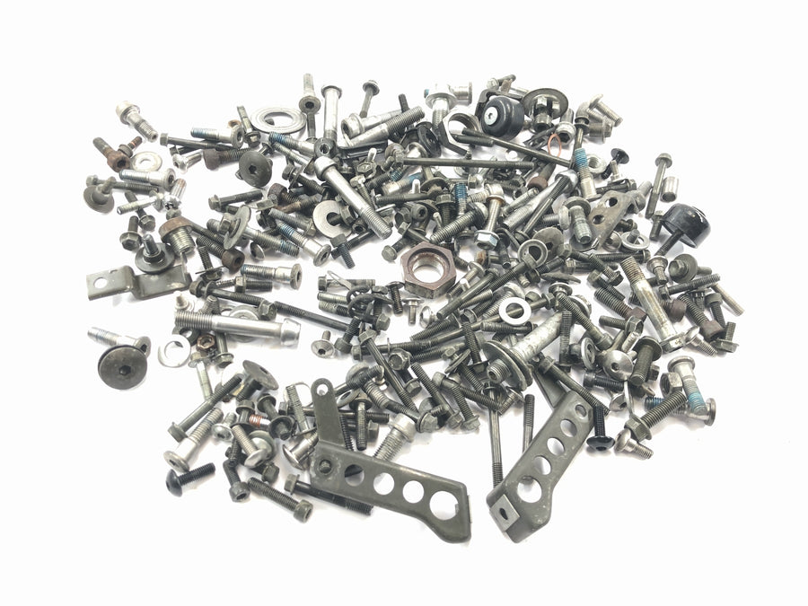 Suzuki GSX R 1000 WVBZ K3 [2003] - remaining parts and screws mixed lot of small parts