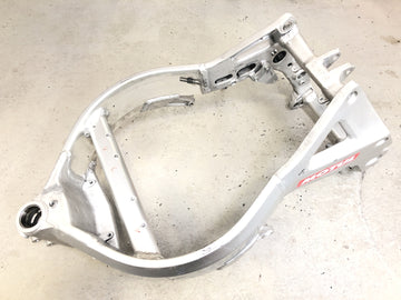 Honda CBR 900 RR SC28 [1995] - Frame main frame chassis aluminum frame with papers