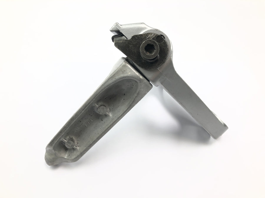 Suzuki GSX R 1100 GU74C [1987] - Footrest driver front left footrest bracket