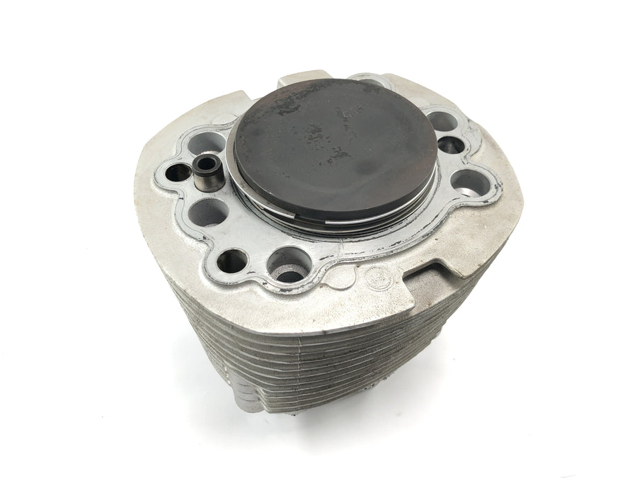 Yamaha XV 1600 Wild Star VP08 [2002] - cylinder with piston at the front