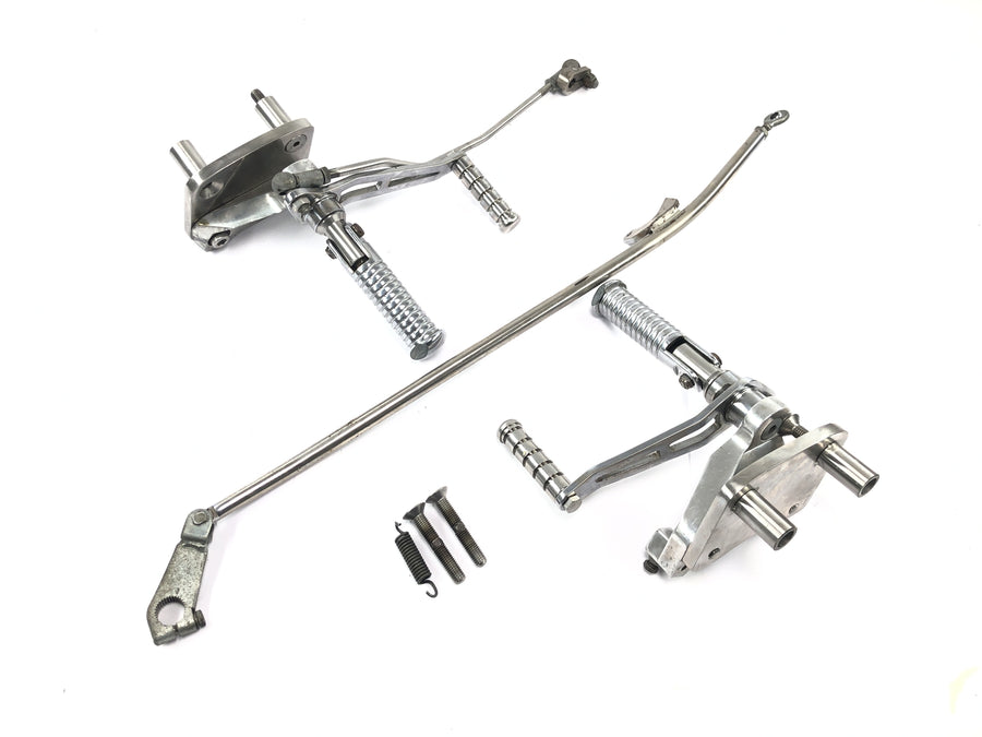 Yamaha XVS 650 4VR [1997] - Footrest system, forward footrests with lever and linkage