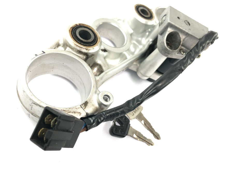 Yamaha TT 600 E 4GV [1995] - Fork clamp at the top fork clamp with ignition lock