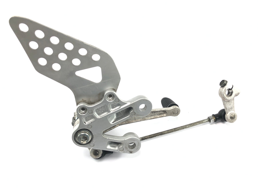 Suzuki GSX R 1000 WVBZ K3 [2003] - Footrest system driver's left footrest holder with shift lever