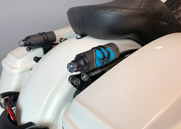 Harley-Davidson FLTRXSE 1977 Road Glide CVO 121 [2025] - REVO ARC Remote Reservoir Außenbefestigung – Bild 8